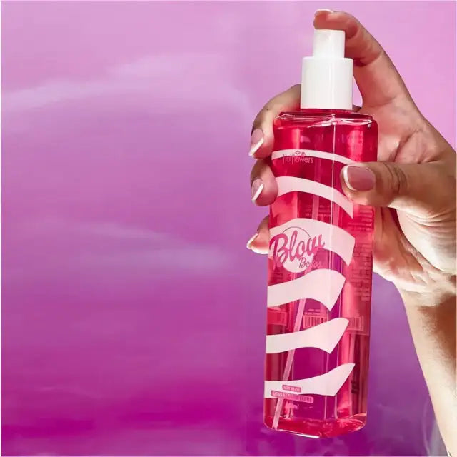 Hot Flowers Blow Beijos Body Splash – Refreshing Strawberry & Cream Scent – 6.08 oz (180 ml) – The fine mist from the body splash, suggesting its hydrating and enveloping properties, perfect for skin that feels refreshed and softly scented – Buy now at MKPBR.COM – Worldwide Shipping.