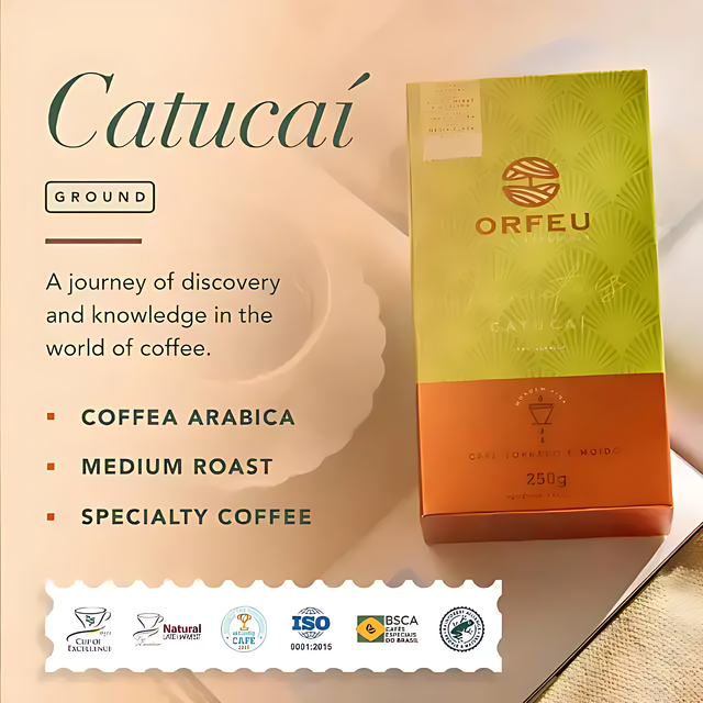 Orfeu Catucaí Ground Coffee - Detailed shot of the Orfeu Catucaí Ground Coffee bag, emphasizing '100% Arabica' and the key sweet flavor notes. – Buy now at MKPBR.COM – Worldwide Shipping