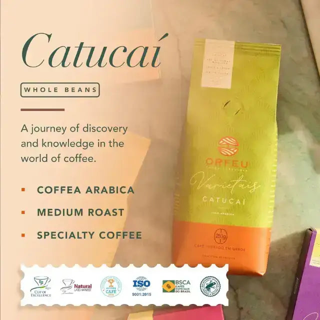 Orfeu Catucaí Whole Bean Coffee – Detailed shot of the Orfeu Catucaí Whole Bean Coffee bag, emphasizing '100% Arabica' and the key sweet flavor notes. – Buy now at MKPBR.COM – Worldwide Shipping