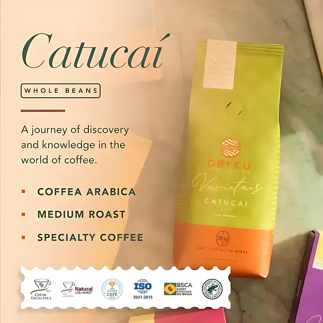 Orfeu Catucaí Whole Bean Coffee – Detailed shot of the Orfeu Catucaí Whole Bean Coffee bag, emphasizing '100% Arabica' and the key sweet flavor notes. – Buy now at MKPBR.COM – Worldwide Shipping