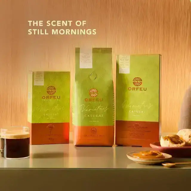 Orfeu Catucaí Coffee – A lifestyle flat lay featuring the Orfeu Catucaí Coffee packages, a brewed cup, and food, creating an inviting scene. – Buy now at MKPBR.COM – Worldwide Shipping
