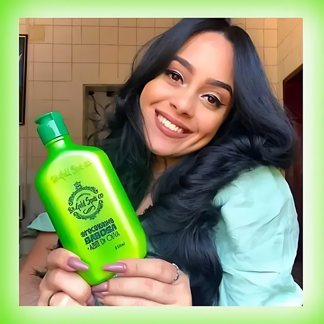 Smiling model with long hair holding Gold Spell Babosa & Azeite de Oliva hair care 250ml - Buy now at MKPBR.COM - Worldwide Shipping
