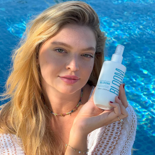 Bloom Body Bloom Body Splash Pistachio & Vanilla Body Mist Cologne Spray, Intense Gourmand Floral Scent – 6.76 fl oz (200 ml) lifestyle photo with clean, modern beauty styling – Buy now at MKPBR.COM – Worldwide Shipping
