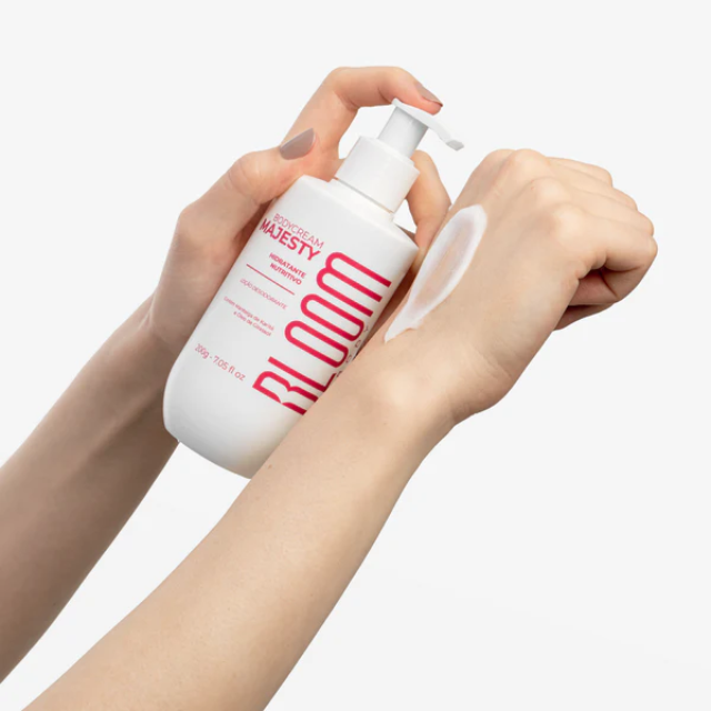 Bloom Body Majesty Deodorant Moisturizing Body Cream, Intense Floral Scent – 7.05 oz (200 g) creamy texture swatch close-up – Buy now at MKPBR.COM – Worldwide Shipping