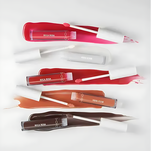 Get a subtle, hydrating lip gloss effect with Boca Rosa Hidra Lábios, enhancing your natural appeal – Buy now at MKPBR.COM – Worldwide Shipping