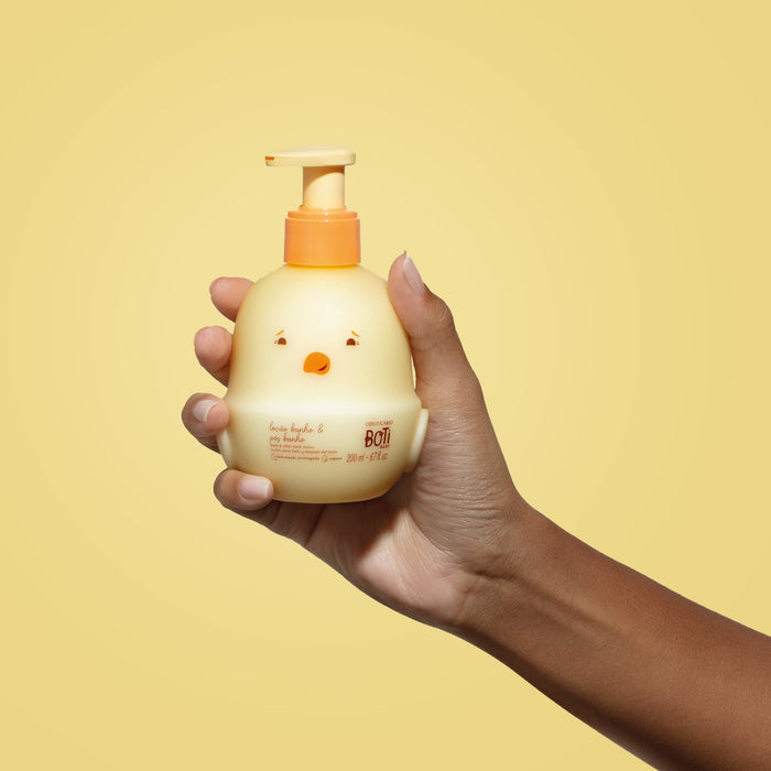 Hands spreading O Boticario Boti Baby hypoallergenic baby lotion during a gentle baby skincare routine – Buy now at MKPBR.COM – Worldwide Shipping
