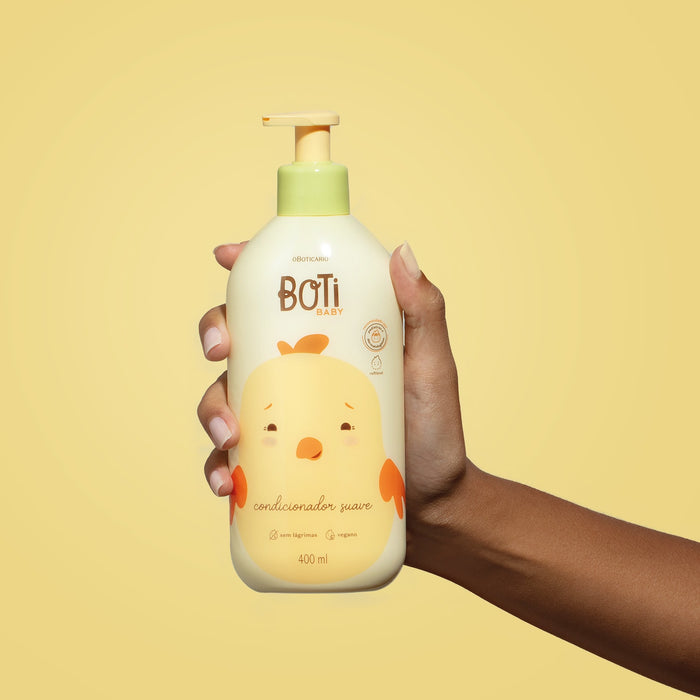 Adult hands holding a dose of O Boticário Boti Baby Gentle Baby Conditioner before applying it to a baby's hair during bath time – Buy now at MKPBR.COM – Worldwide Shipping