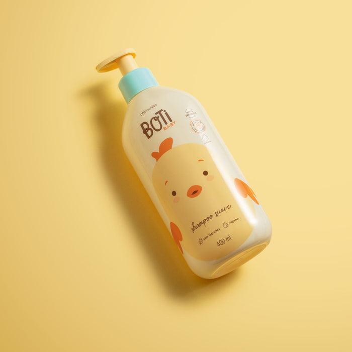 O Boticário Boti Baby Gentle Baby Shampoo 400 ml styled in a nursery bath-time setting, Brazilian baby hair care – Buy now at MKPBR.COM – Worldwide Shipping