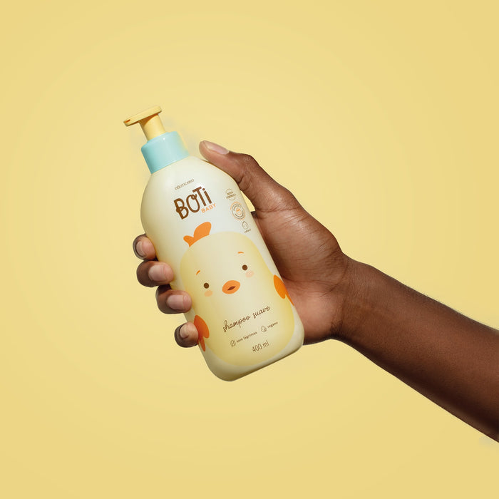 O Boticário Boti Baby Gentle Baby Shampoo poured into adult hands, showing the small amount applied by a grown-up at bath time – Buy now at MKPBR.COM – Worldwide Shipping
