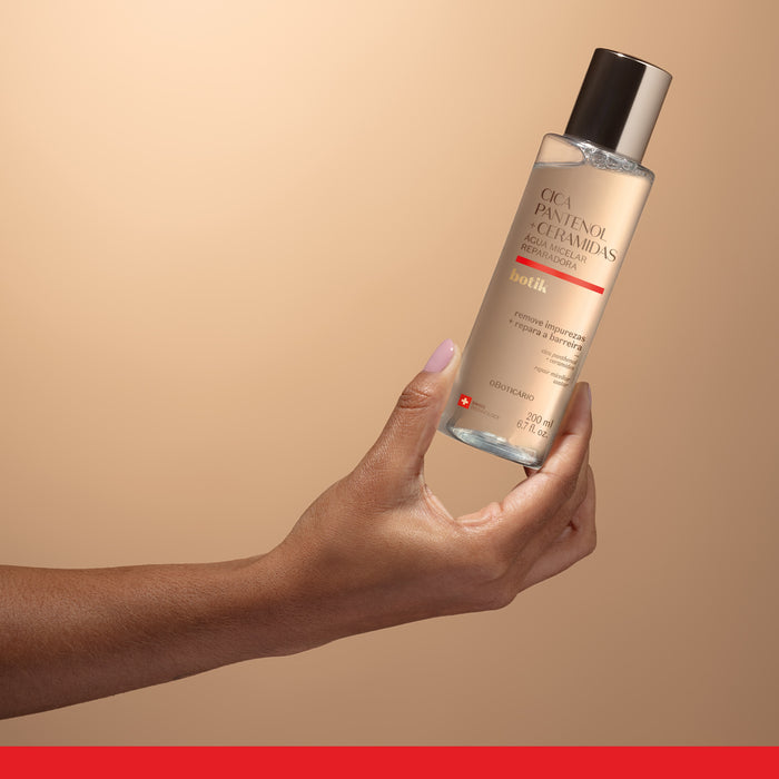 Hand holding the Boticário Botik Cica Repairing Micellar Water 200 ml bottle against a warm beige backdrop, showing its slim travel-friendly size – Buy now at MKPBR.COM – Worldwide Shipping
