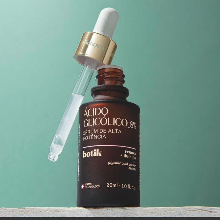Open dropper of Boticário Botik Glycolic Acid 8% facial serum showing a clear drop of the ultra-light oil-free fluid against a green background – Buy now at MKPBR.COM – Worldwide Shipping