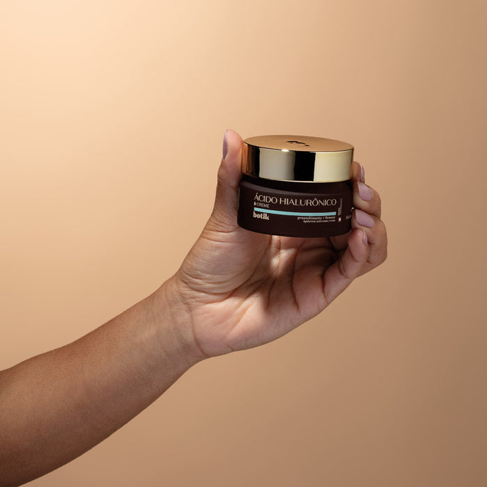 Velvety white cream texture of Boticário Botik Ácido Hialurônico Firming Face Cream swatched on hands, fast-absorbing Brazilian face moisturizer – Buy now at MKPBR.COM – Worldwide Shipping