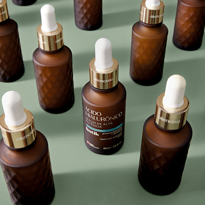 Boticario Botik hyaluronic acid facial serum 30ml styled lifestyle shot on a vanity, vegan cruelty-free Brazilian skincare treatment – Buy now at MKPBR.COM – Worldwide Shipping