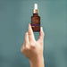 Hand holding the 30 ml Boticário Botik Mandelic + Tranexamic Acid 5% serum bottle, showing its compact travel-friendly size – Buy now at MKPBR.COM – Worldwide Shipping