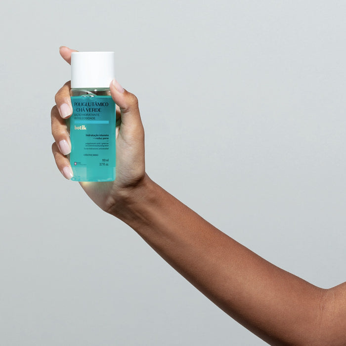 Drops of Boticário Botik Polyglutamic Acid and Green Tea hydrating lotion swatched on hands showing the ultra-light fast-absorbing texture for combination to oily skin – Buy now at MKPBR.COM – Worldwide Shipping