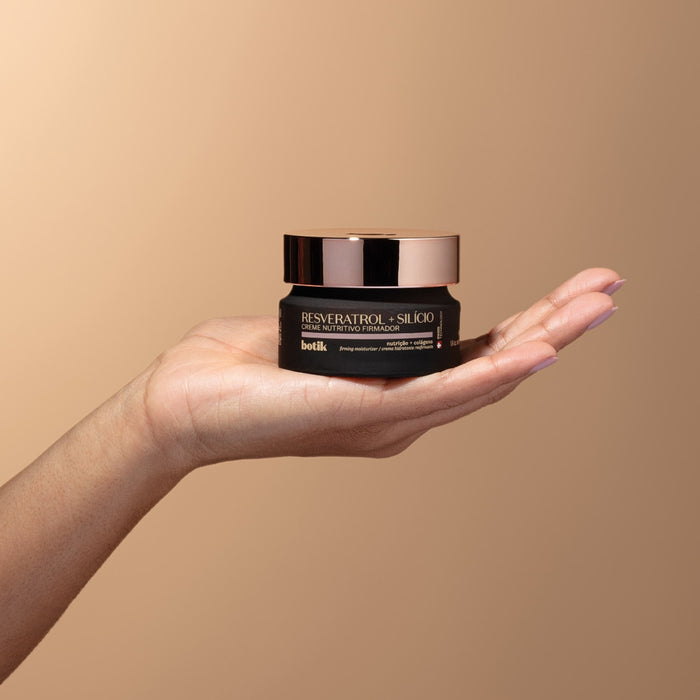 Boticário Botik Resveratrol & Silicon Nourishing Face Cream jar held in an open hand showing the compact travel-friendly 40 g size – Buy now at MKPBR.COM – Worldwide Shipping