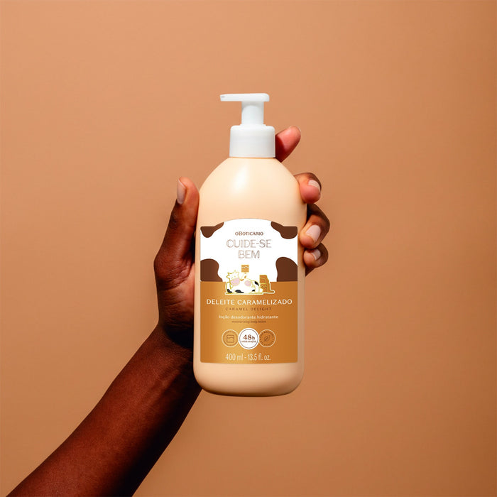 Boticário Cuide-se Bem Deleite Caramelizado 400 ml body lotion bottle held in hand showing the large family size – Buy now at MKPBR.COM – Worldwide Shipping