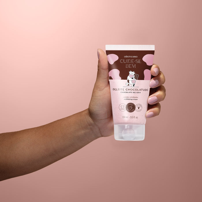 Boticário Cuide-se Bem Deleite Chocolatudo body scrub being massaged onto hands to show the gentle physical exfoliation – Buy now at MKPBR.COM – Worldwide Shipping
