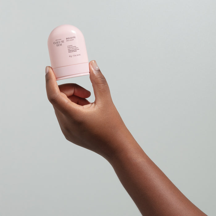 Hand holding the pocket-size Cuide-se Bem Deleite 45 g hand cream to show its travel-friendly scale – Buy now at MKPBR.COM – Worldwide Shipping
