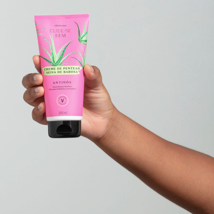 Creamy white texture of the O Boticário Cuide-se Bem Feira Aloe Vera Leave-In Styling Cream swatched on hands, showing the lightweight Brazilian aloe formula for shine – Buy now at MKPBR.COM – Worldwide Shipping