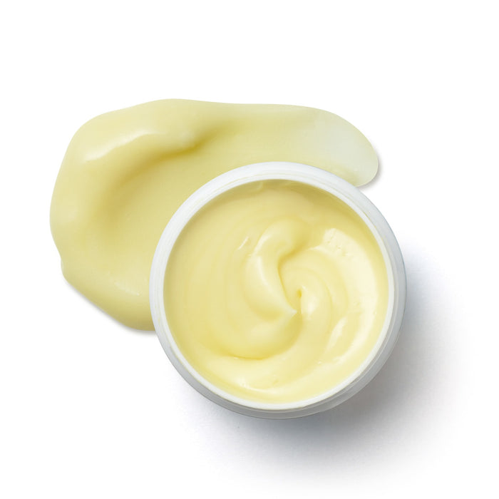 Creamy texture swatch of Boticario Cuide-se Bem Feira Banana facial moisturizer showing the fast-absorbing face cream consistency – Buy now at MKPBR.COM – Worldwide Shipping