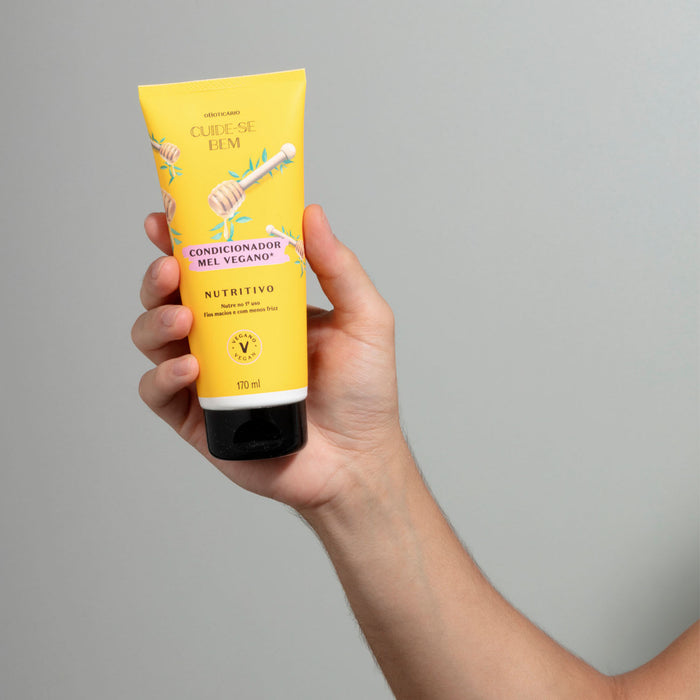 Creamy texture of Boticário Cuide-se Bem Feira Mel Vegano conditioner swatched in hand, rich vegan honey formula with shea butter and avocado oil – Buy now at MKPBR.COM – Worldwide Shipping