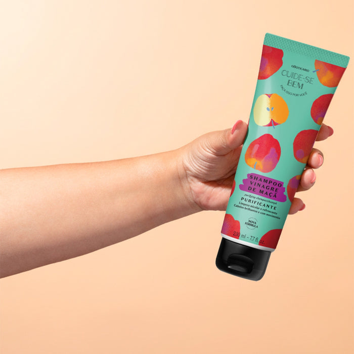 Alternate angle of the O Boticário Cuide-se Bem Feira Vinagre de Maçã shampoo 230 ml bottle from Brazil, gentle micellar cleansing shampoo for all hair types – Buy now at MKPBR.COM – Worldwide Shipping