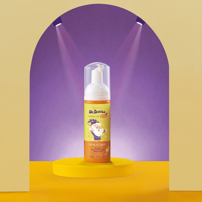 Boticario Dr. Botica Nuvem de Ideias Kids Bath Foam 150 ml bottle spotlit on a yellow podium against a purple magic-show stage – Buy now at MKPBR.COM – Worldwide Shipping