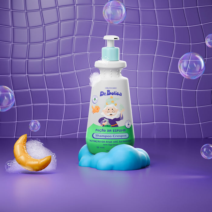 Boticário Dr. Botica Poção da Espuma Kids Shampoo for Coils 4ABC bottle in a playful purple bath-time scene with soap bubbles, a blue cloud and a moon – Buy now at MKPBR.COM – Worldwide Shipping