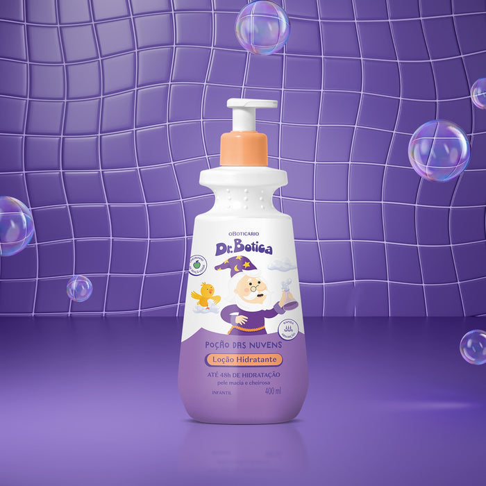 Boticário Dr. Botica Poção das Nuvens kids deodorant body lotion 400 ml bottle photographed against a purple tiled bathroom backdrop with floating soap bubbles – Buy now at MKPBR.COM – Worldwide Shipping