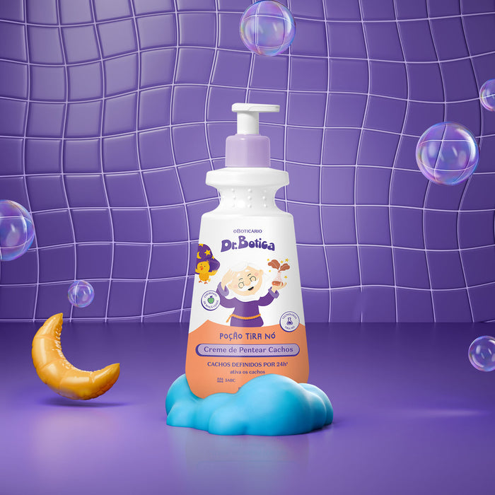 Boticário Dr. Botica Poção Tira Nó 350 ml kids curl cream styled on a purple set with soap bubbles, a cloud stand and a crescent moon – Buy now at MKPBR.COM – Worldwide Shipping