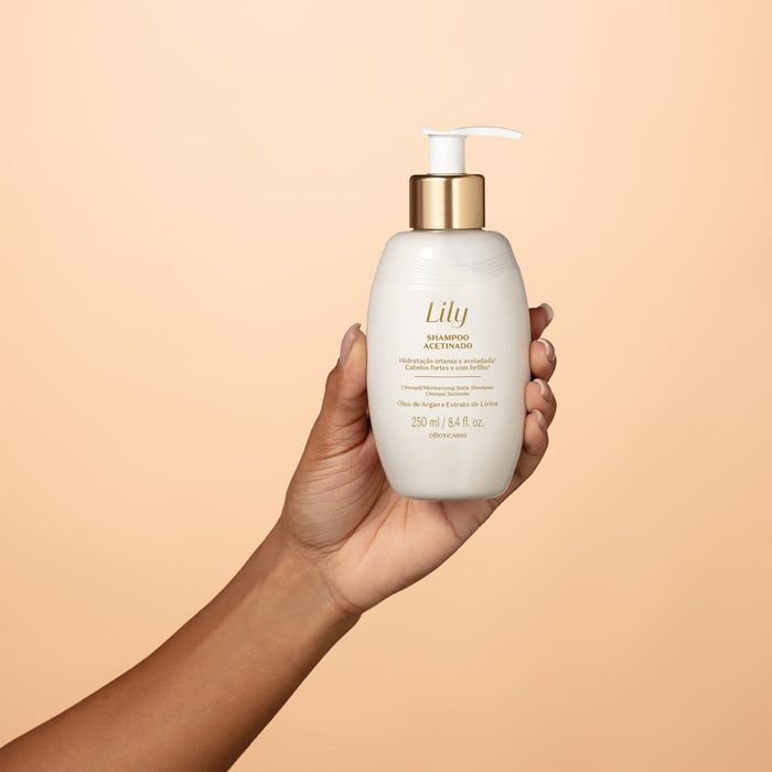 Label detail of the Boticário Lily Acetinado Satin Shampoo 250 ml, the Brazilian shampoo with argan oil and iris root extract for all hair types – Buy now at MKPBR.COM – Worldwide Shipping
