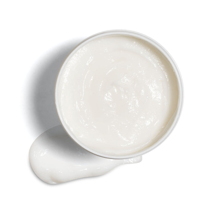 Close-up of the thick white cream texture of the Boticário Match Curvas Crespos styling cream for coily hair – Buy now at MKPBR.COM – Worldwide Shipping