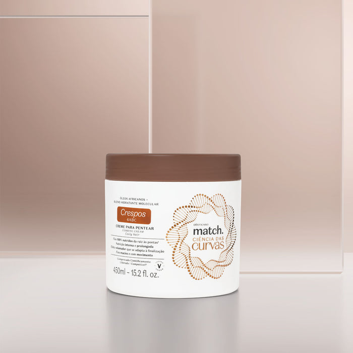 Boticário Match Curvas Crespos leave-in styling cream shown in a Brazilian curly hair styling routine setting – Buy now at MKPBR.COM – Worldwide Shipping