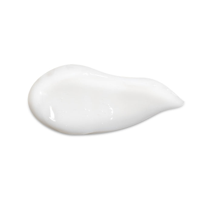 Close-up of the lightweight jelly texture of the Boticário Match Ciência das Curvas curl leave-in gel swatched on skin, showing the no-poo friendly vegan Brazilian formula for defined hydrated curls – Buy now at MKPBR.COM – Worldwide Shipping