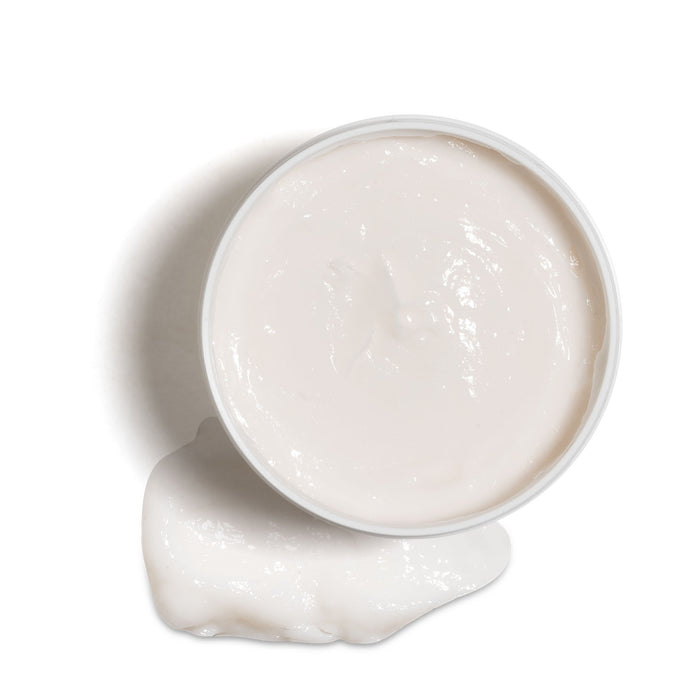 Creamy texture of O Boticário Match Ciência das Curvas curl hair mask with blend of 7 oils for wavy and curly hair – Buy now at MKPBR.COM – Worldwide Shipping