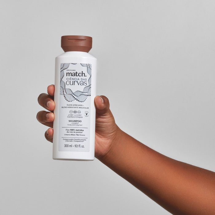 Hands lathering O Boticario Match Ciencia das Curvas low-poo shampoo while washing curly hair, Brazilian curl cleansing routine step – Buy now at MKPBR.COM – Worldwide Shipping