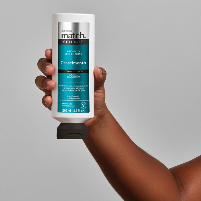 Creamy white texture of Boticário Match Science Crescimento Conditioner spread between two hands – Buy now at MKPBR.COM – Worldwide Shipping