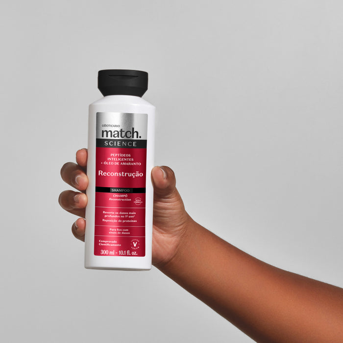 Boticário Match Science Reconstrução shampoo being poured into hands before washing weakened hair – Buy now at MKPBR.COM – Worldwide Shipping