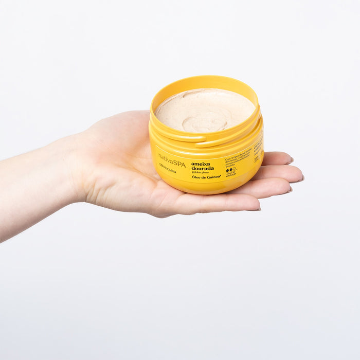 Open 200 g jar of Nativa SPA Ameixa Dourada body scrub held in an open palm as a size reference against a white background – Buy now at MKPBR.COM – Worldwide Shipping