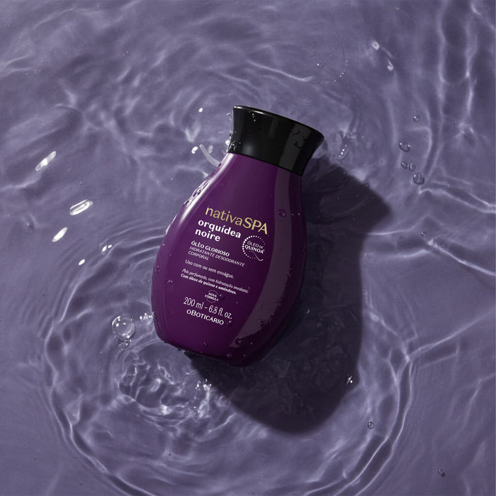 Boticário Nativa SPA Orquídea Noire body oil bottle resting in rippling water, illustrating its in-shower use with or without rinsing – Buy now at MKPBR.COM – Worldwide Shipping