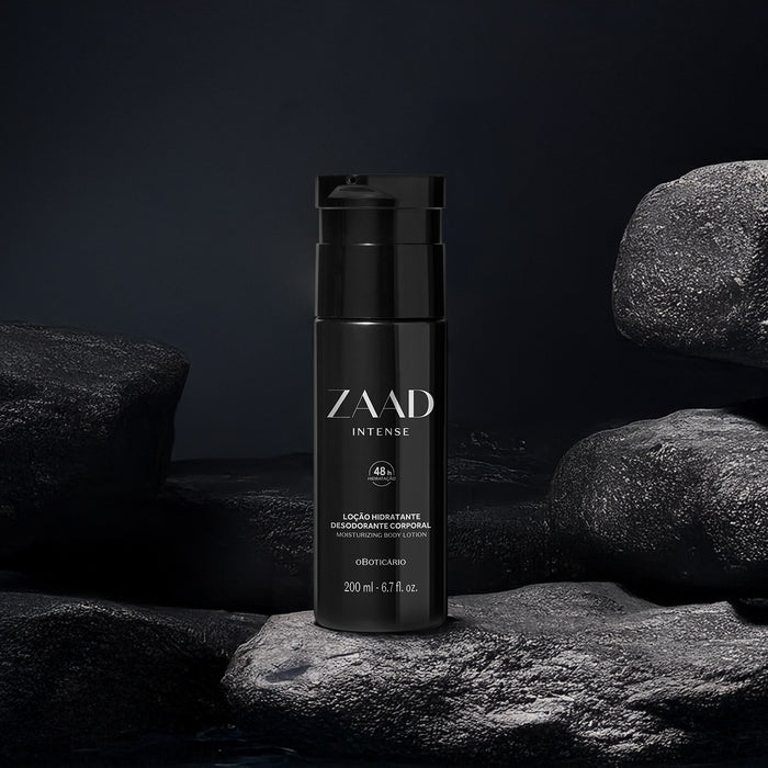 Boticário Zaad Intense Deodorant Body Lotion 200 ml standing on dark wet rocks in a moody masculine lifestyle scene – Buy now at MKPBR.COM – Worldwide Shipping
