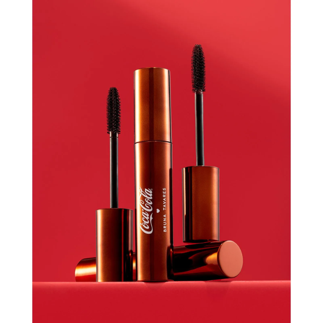 Bruna Tavares x Coca-Cola Mascara Silicone and Fiber Hybrid Brush – Buy now at MKPBR.COM – Worldwide Shipping