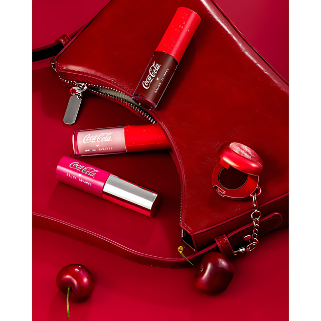 Bruna Tavares x Coca-Cola Oil Tint Luminous Finish Non-Sticky – Buy now at MKPBR.COM – Worldwide Shipping