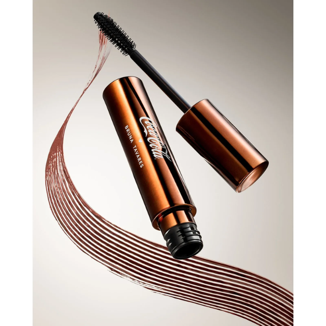 Bruna Tavares x Coca-Cola Refresh Your Lashes Clump-Free Brown – Buy now at MKPBR.COM – Worldwide Shipping