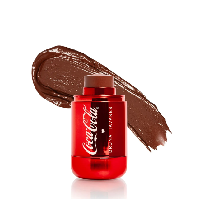 Bruna Tavares x Coca-Cola Stick Blush Drink Please Neutral Brown – Buy now at MKPBR.COM – Worldwide Shipping