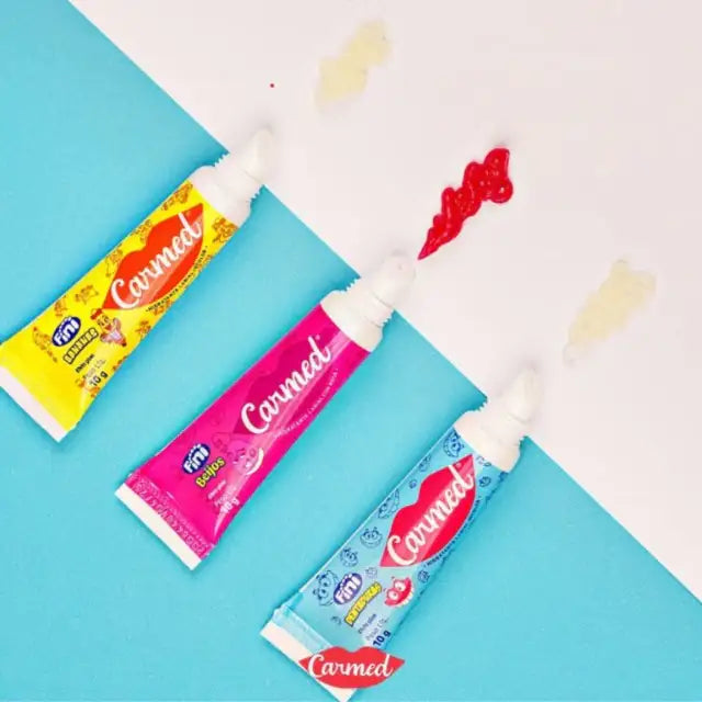 Carmed Fini Lip Balm Kit: Dentaduras, Bananas, Beijos – 3 x 0.35 oz (10g) – Collectible and high-quality lip balms by Carmed and Fini – Buy now at MKPBR.COM – Worldwide Shipping