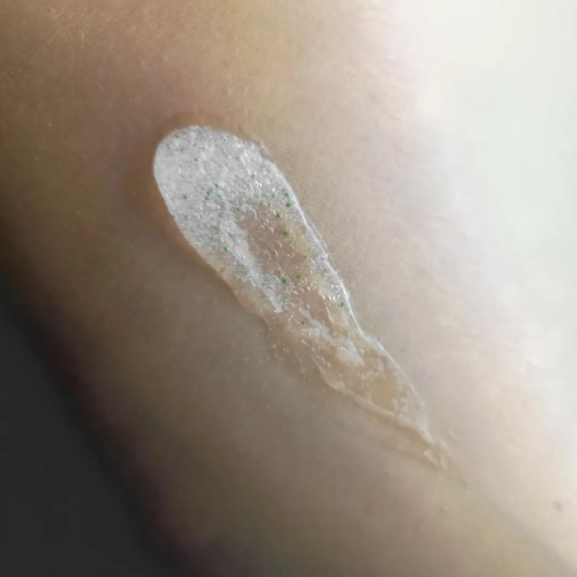 Cicatribem Brazilian Body Scrub applied to skin for gentle exfoliation – Buy now at MKPBR.COM – Worldwide Shipping
