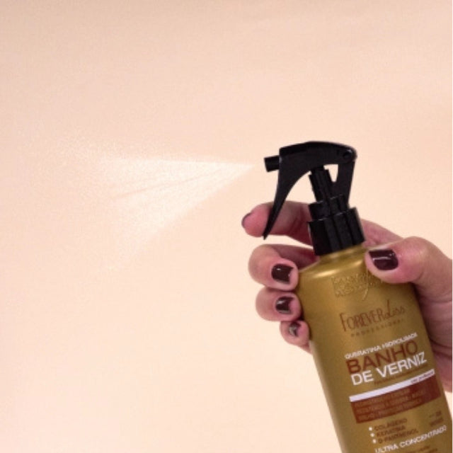 Spray application of Forever Liss Banho de Verniz keratin for hair reconstruction – Buy now at MKPBR.COM – Worldwide Shipping