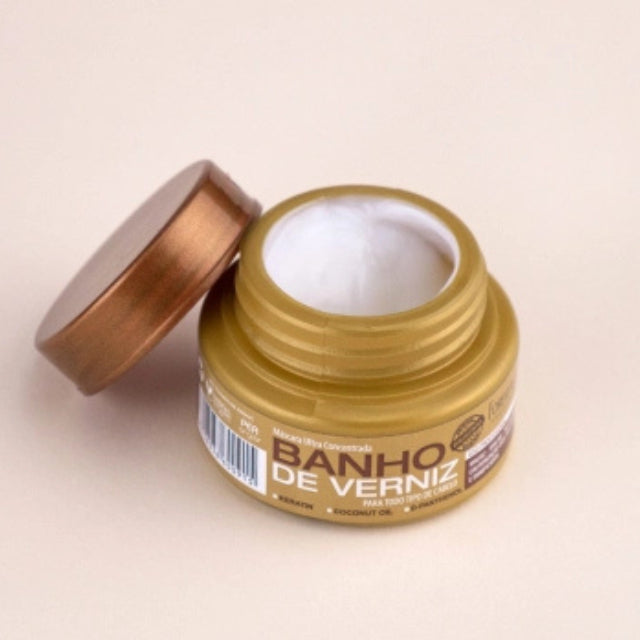 Intense mirror-like shine finish on hair strands after Banho de Verniz application – Buy now at MKPBR.COM – Worldwide Shipping